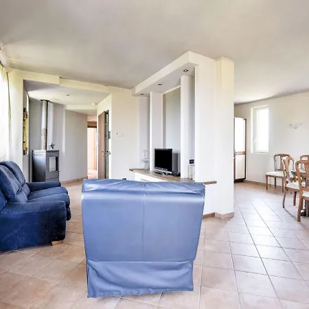 Vakantiehuis Quintessential Holiday In Carentino With Garden *