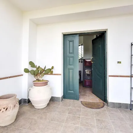 Vakantiehuis Quintessential Holiday In Carentino With Garden *